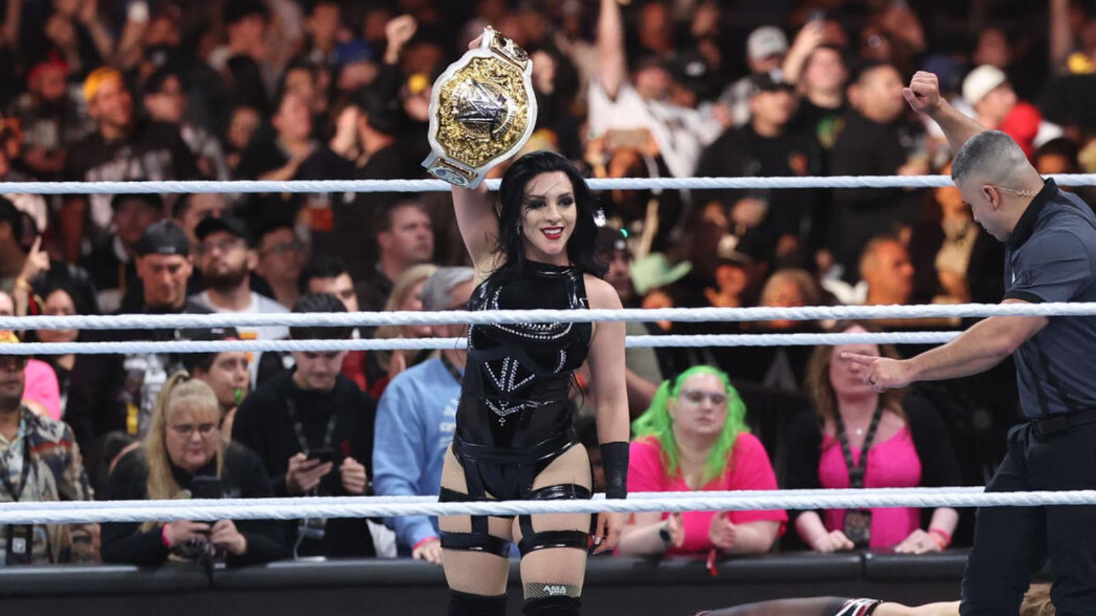 Stephanie Vaquer reteniendo el título de la WWE