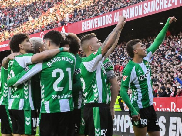 Plantel del Betis celebrando un gol ante el Sevilla