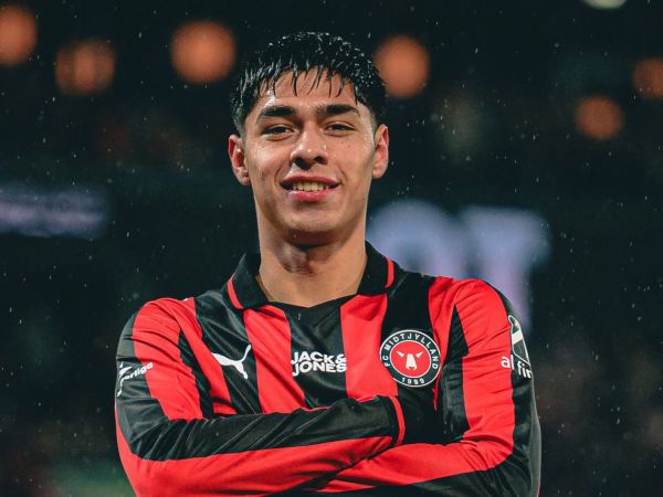 Darío Osorio celebrando su gol por el FC Midtjylland