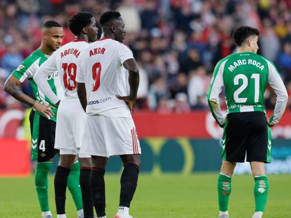 Jugadores de Sevilla y Betis con el partido suspendido tras incidentes