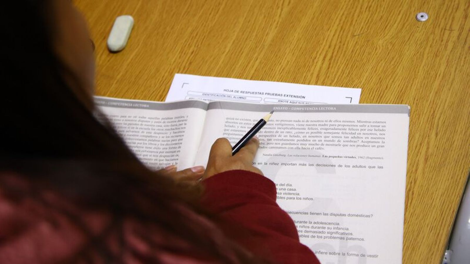 Estudiante rindiendo prueba. Admisión 2026