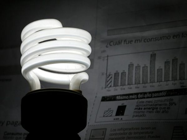 Ampolleta encendida. Foto referencial subsidio eléctrico