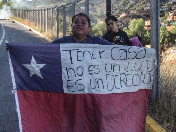 Quebrada Las Zorras: Incidentes y protestas marcan desalojo en Cerro 18 de Lo Barnechea