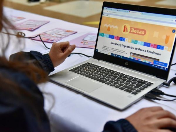 Computador con becas Junaeb 2026