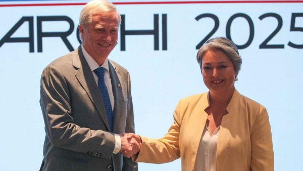 Jeannette Jara y José Antonio Kast en Debate ARCHI