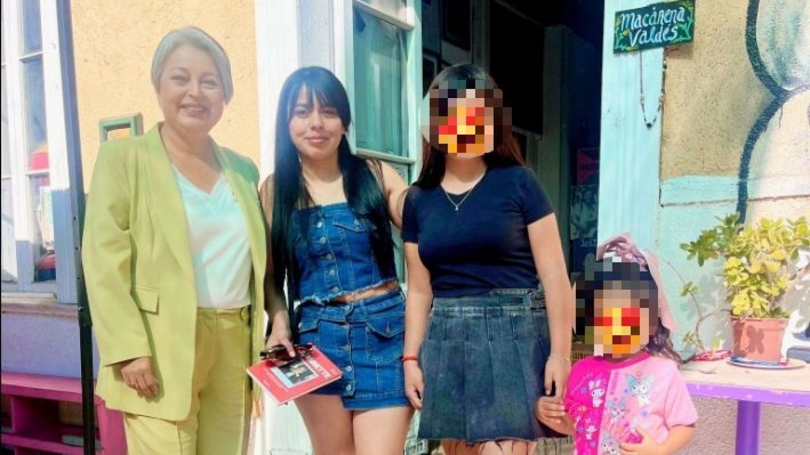 Cristal Aguilera junto a Jeannette Jara