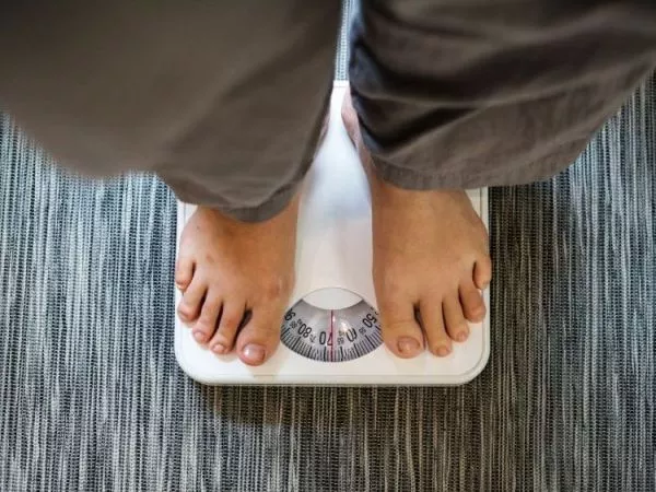 Persona en una pesa. Aumento de peso