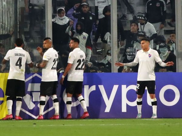 Plantel de Colo Colo en medio de los incidentes en el partido ante Fortaleza por Copa Libertadores