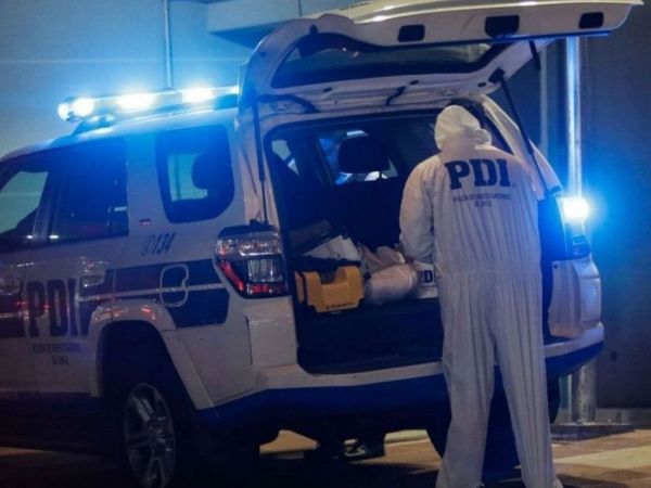 PDI en una camioneta de la institución.