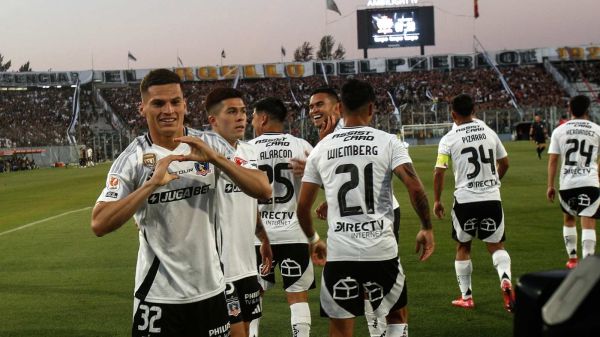 Plantel de Colo Colo celebrando un gol