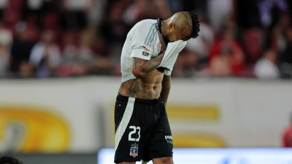 Arturo Vidal lamentándose tras empatar ante Deportes Limache