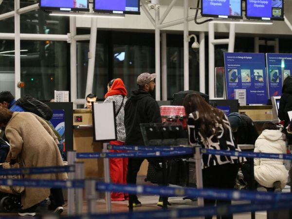 Alza en pasajes aéreos marcan leve inflación de noviembre