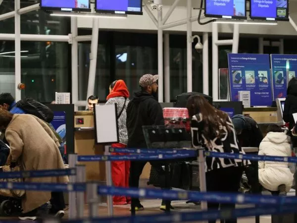 Alza en pasajes aéreos marcan leve inflación de noviembre