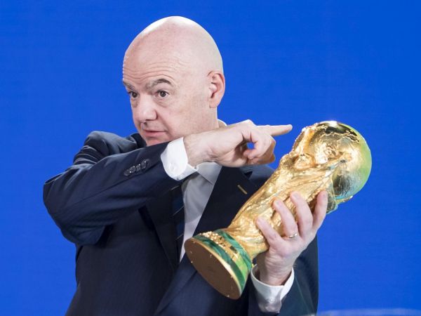 Mateo Retegi celebrando un gol por Italia