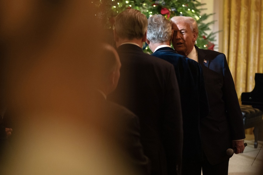 El presidente de Estados Unidos, Donald Trump, le habla al oído a Andrea Bocelli en la Sala Este de la Casa Blanca, en Washington, D.C., EE. UU., el 5 de diciembre de 2025. 