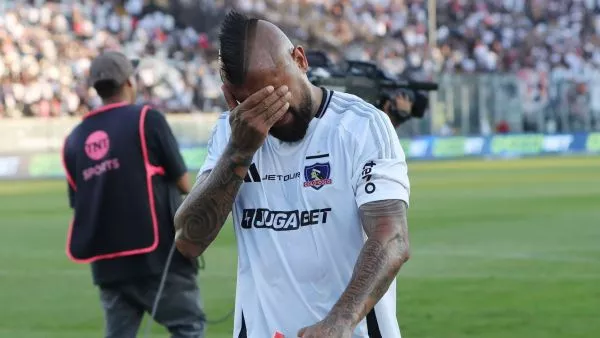Arturo Vidal llamó la atención de los fanáticos de Colo Colo ante Audax Italiano.