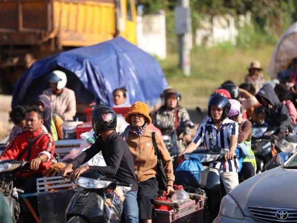 Una larga fila de camboyanos siendo evacuados de sus aldeas por el conflicto fronterizo armado entre Tailandia y Camboya.