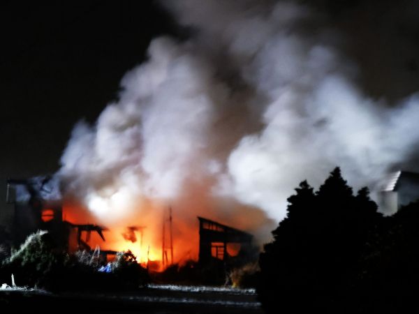 Incendio en una casa de Aomori tras terremoto.