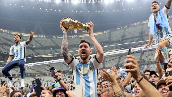 Lionel Messi levantando la Copa del Mundo en Qatar 2022