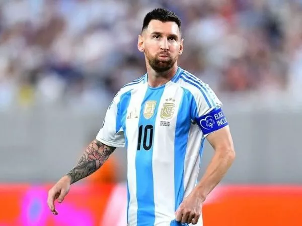 Lionel Messi levantando la Copa del Mundo en Qatar 2022