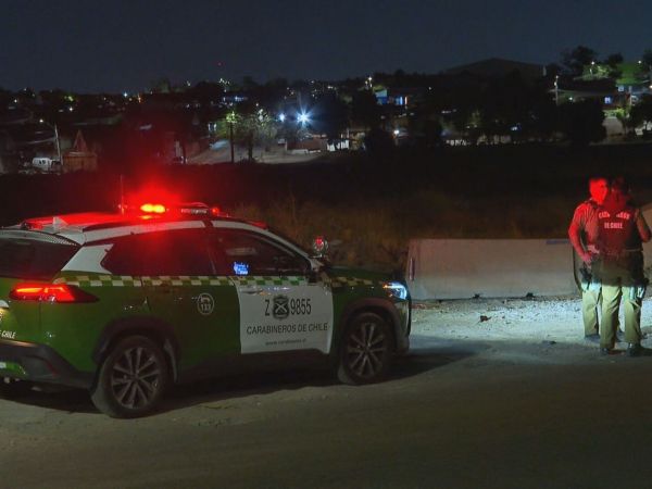 Carabineros en el sitio eriazo donde estaba el cuerpo sin vida.