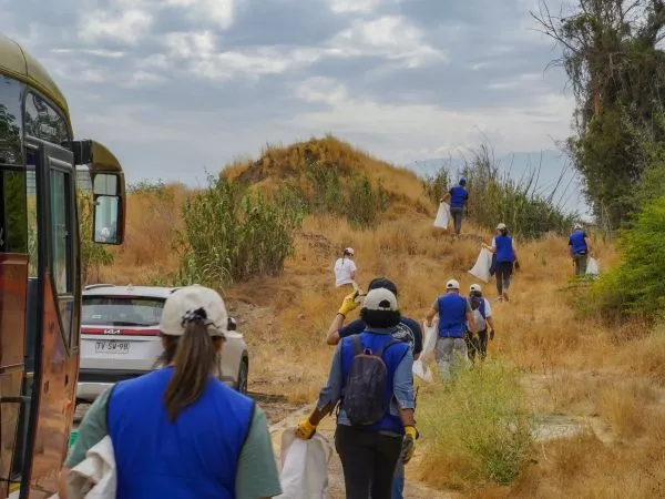 Realizan jornada ambiental en el río Mapocho