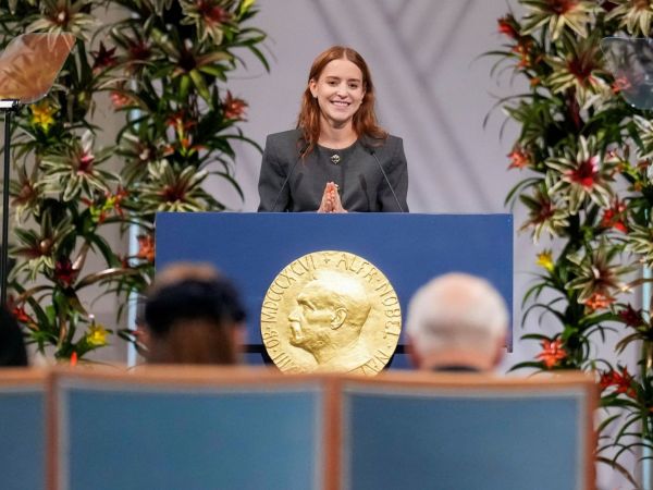 Hija de María Corina Machado recibe el Nobel de la Paz por su madre