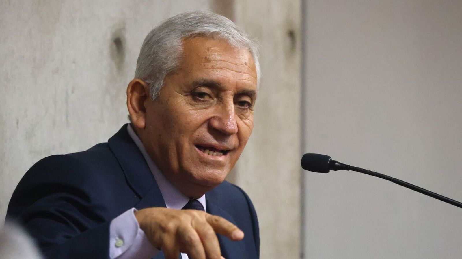 Héctor Espinosa sigue en prisión preventiva