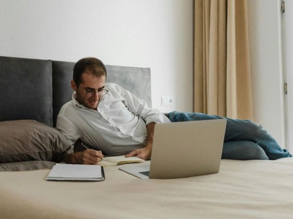 Persona trabajando acostada. Foto referencial.