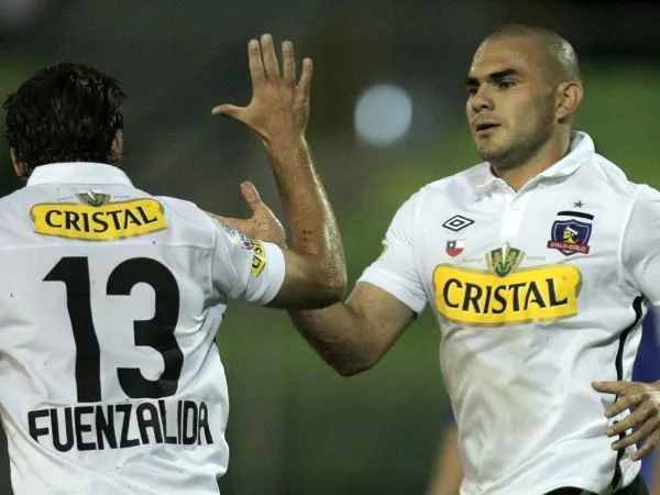 Cristian Bogado es felicitado por José Pedro Fuenzalida después de anotar un gol ante el Deportivo Italia por la Copa Libertadores