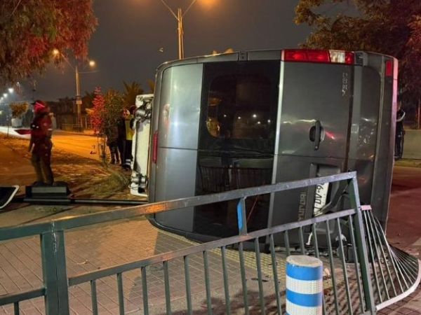 Tres heridos deja choque y volcamiento en La Pintana: uno de los choferes escapó