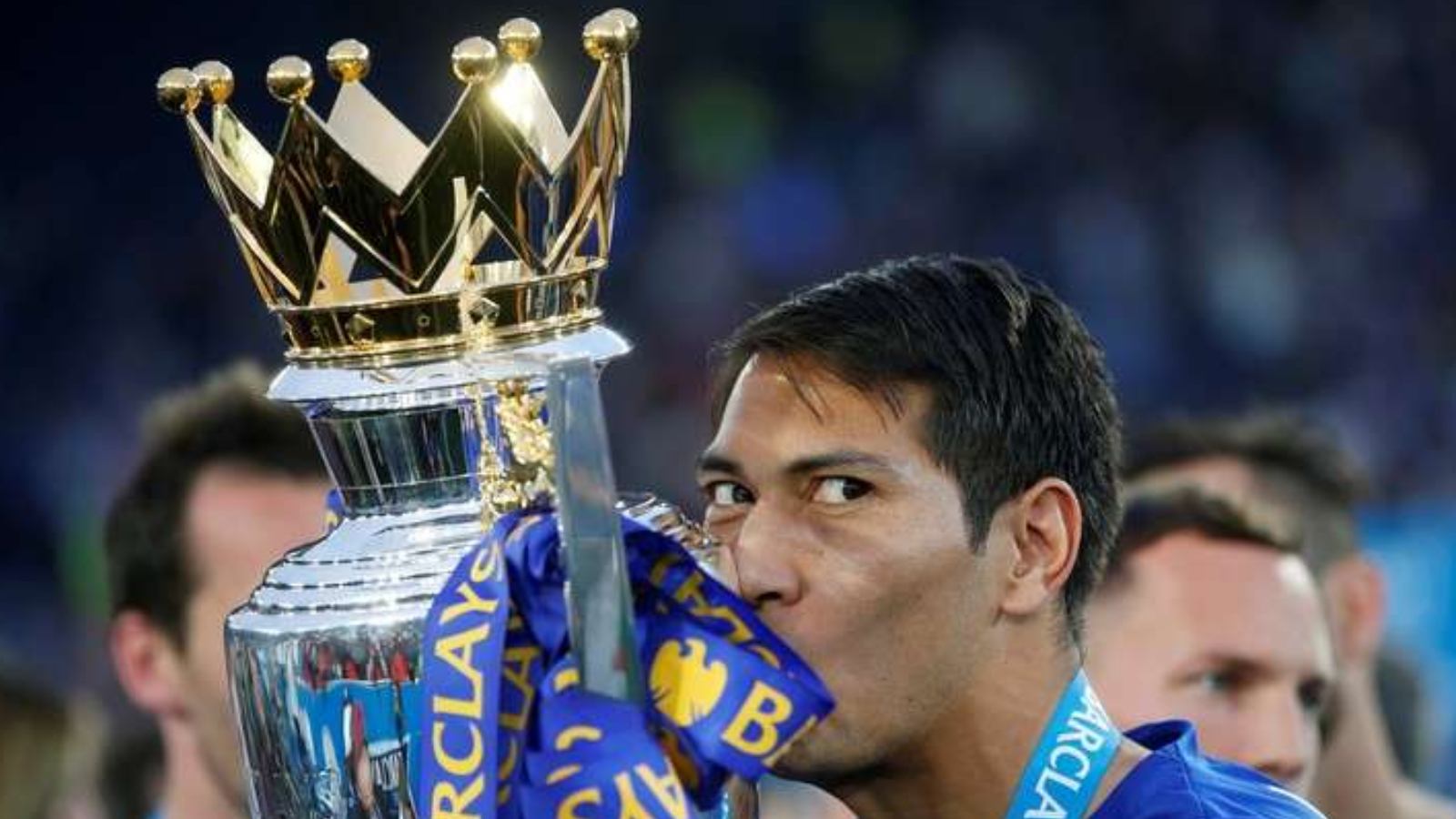 Leonardo Ulloa celebrando el título de la Premier League con el Leicester
