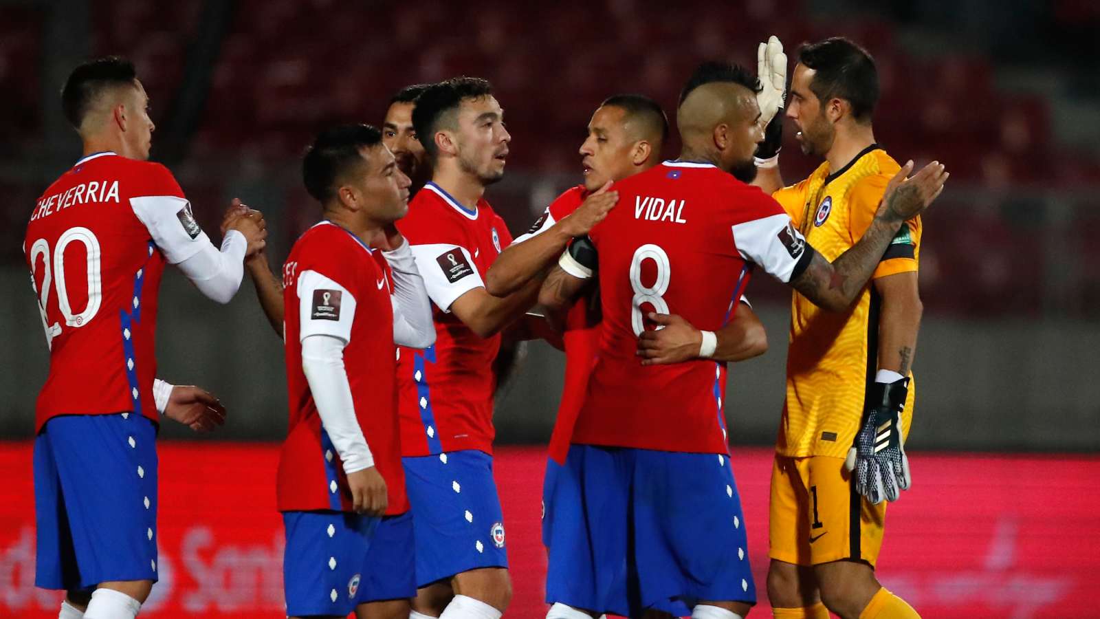 Arturo Vidal abrazando a Claudio Bravo en la Selección Chilena