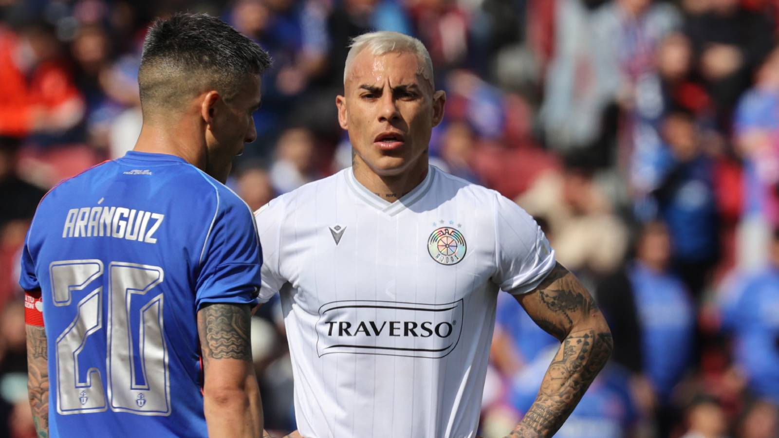 Eduardo Vargas junto a Charles Aránguiz en el partido entre Audax Italiano y la Universidad de Chile