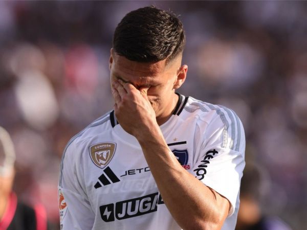 Lucas Cepeda lamentándose en un partido de Colo Colo