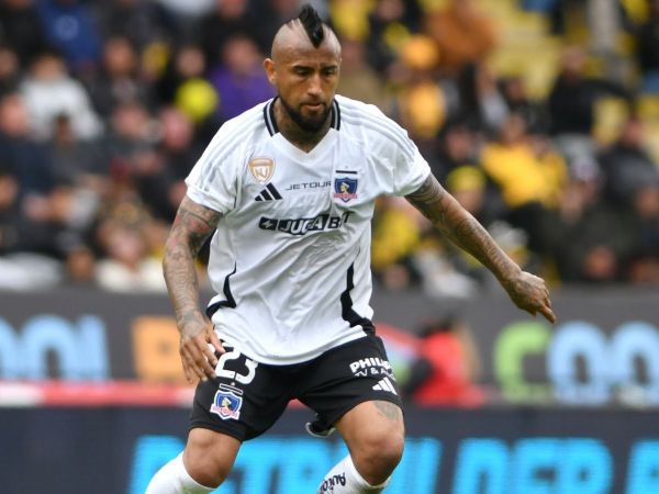 Arturo Vidal jugando por Colo Colo