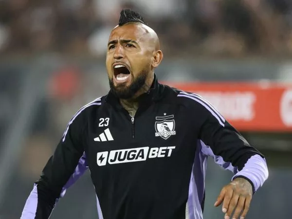 Arturo Vidal en un partido de Colo Colo