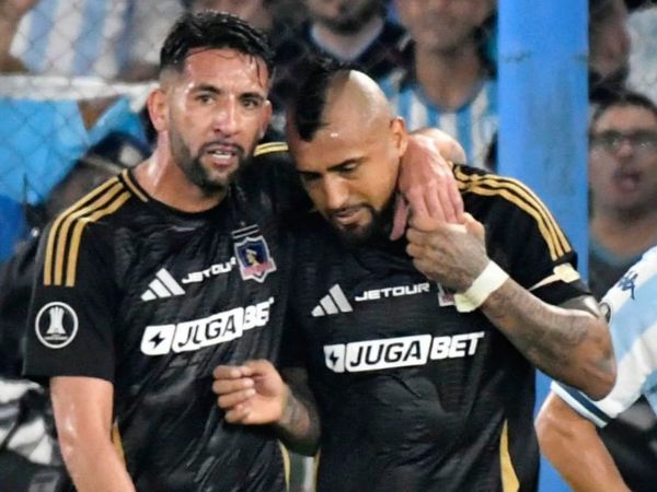 Mauricio Isla y Arturo Vidal jugando por Colo Colo ante Racing por Copa Libertadores