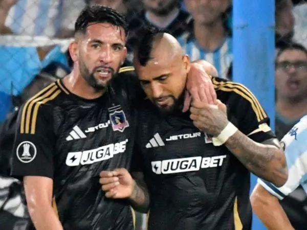 Mauricio Isla y Arturo Vidal jugando por Colo Colo ante Racing por Copa Libertadores