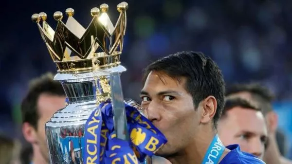 Leonardo Ulloa celebrando el título de la Premier League con el Leicester