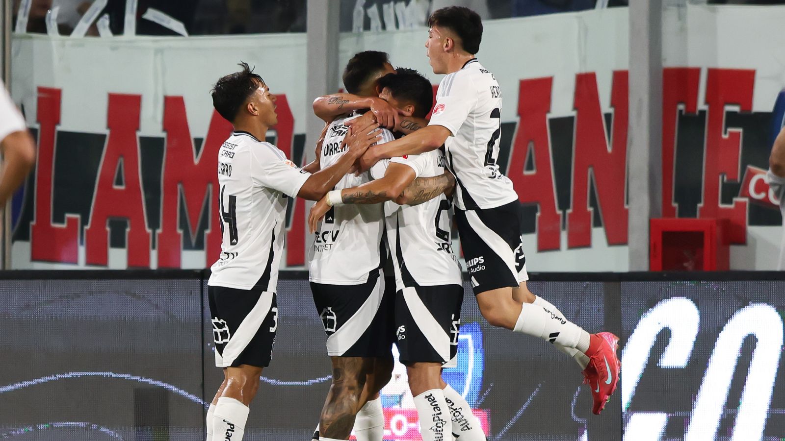 plantel de Colo Colo celebrando un gol