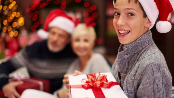 Estudio revela cuántos regalos reciben niños en Navidad