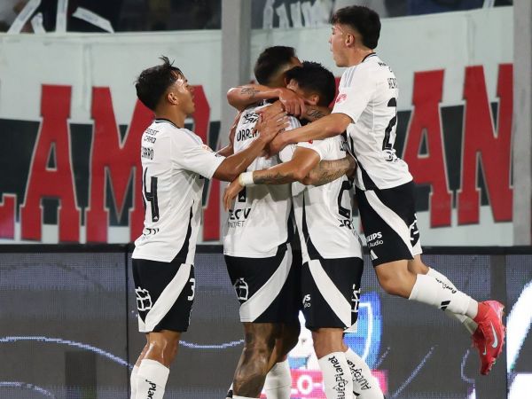 plantel de Colo Colo celebrando un gol