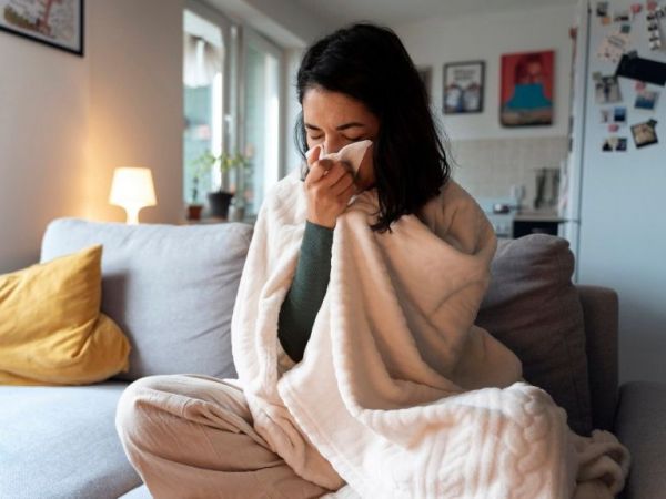 Mujer resfriada. Influenza A H3N2
