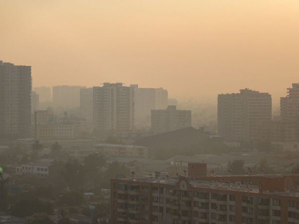Humo en Santiago tras incendio en San Pedro