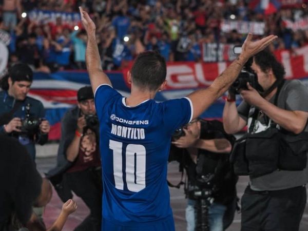 Walter Montillo celebrando en su despedida del fútbol