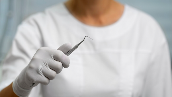 Mujer pierde dientes tras tratamiento en Cesfam