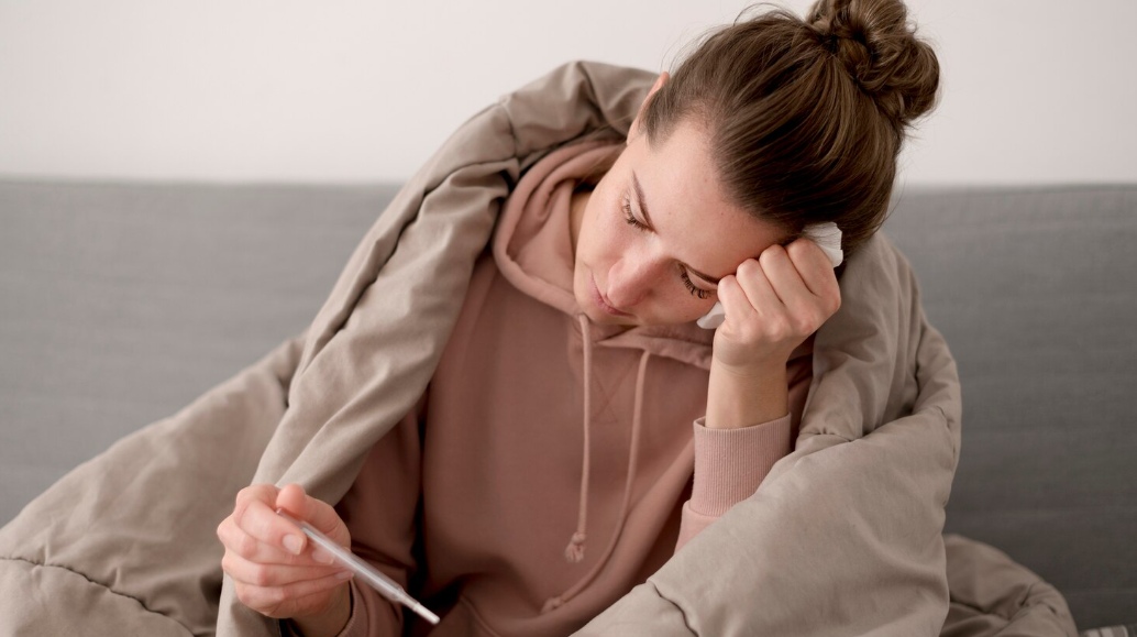 mujer resfriada con fiebre. Influenza H3N2