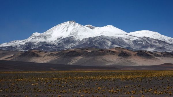 Turista rumano tras llegar a la cumbre del volcán Ojos del Salado
