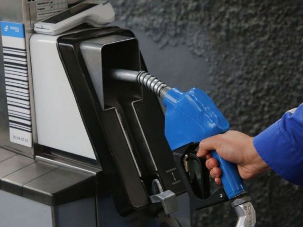 Persona cargando bencina